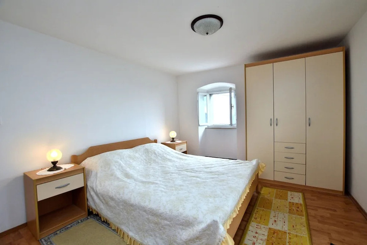 Room 4 of 18