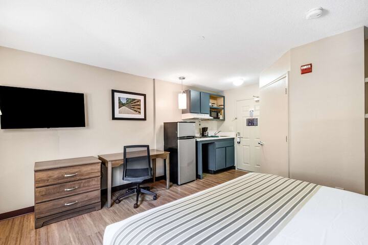 1 King Bed Efficiency (9 of 14)