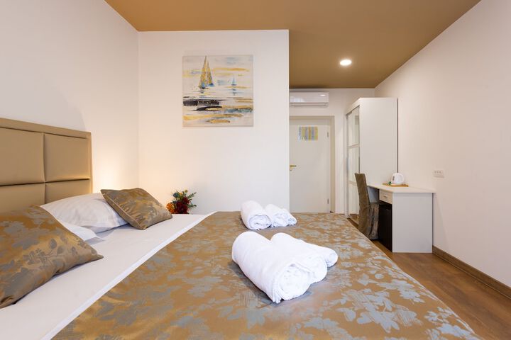 Room 9 of 33