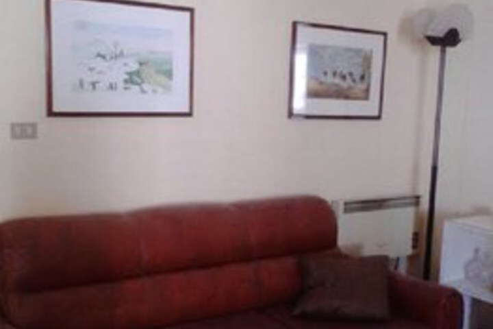 Room 6 of 9
