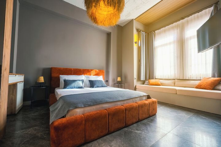 Room 4 of 9