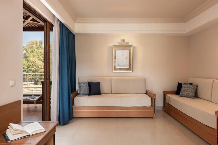Room 52 of 166