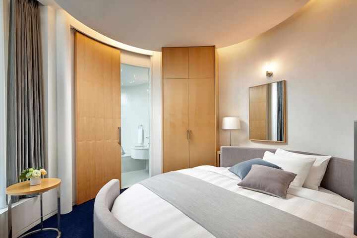 Room 27 of 136
