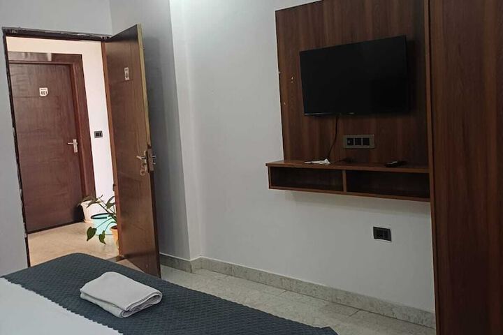 Room 12 of 33