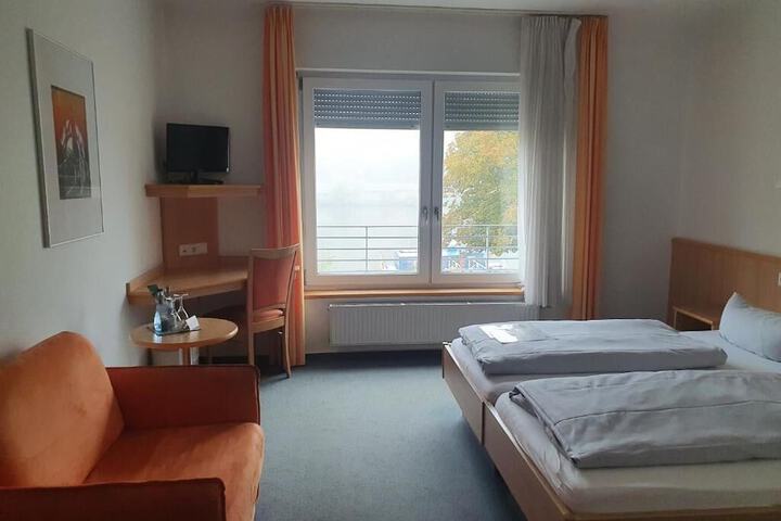 Room 3 of 28