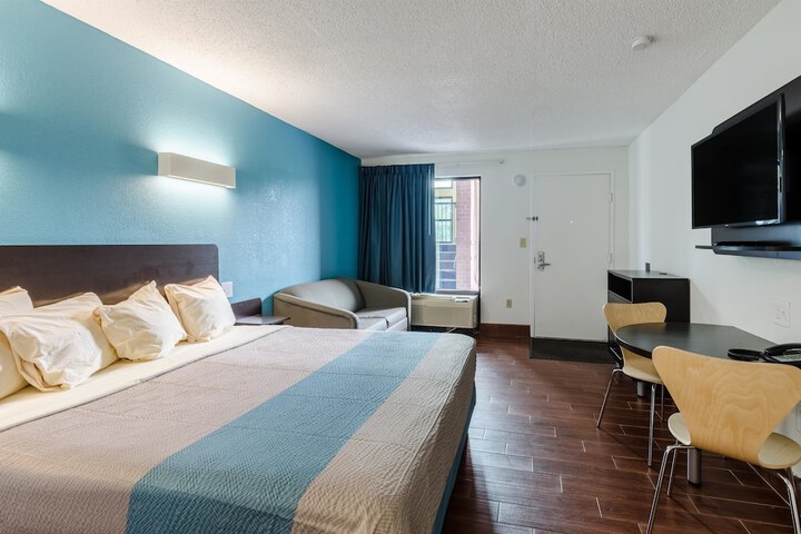 1 King Bed (2 of 11)