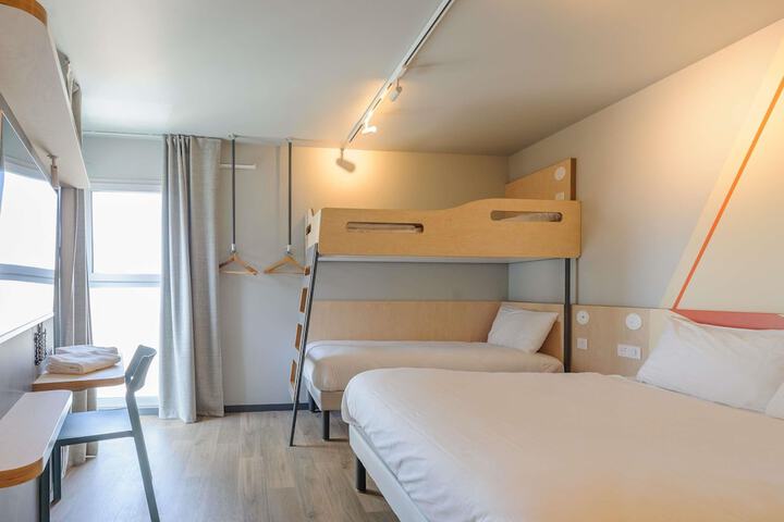 Room 28 of 77