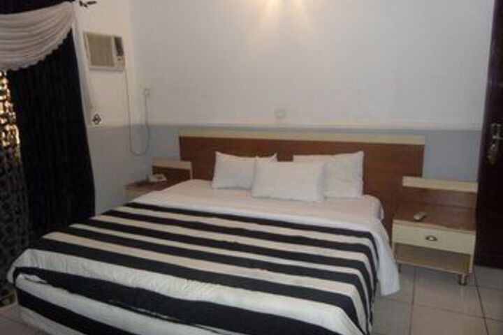 Room 4 of 13
