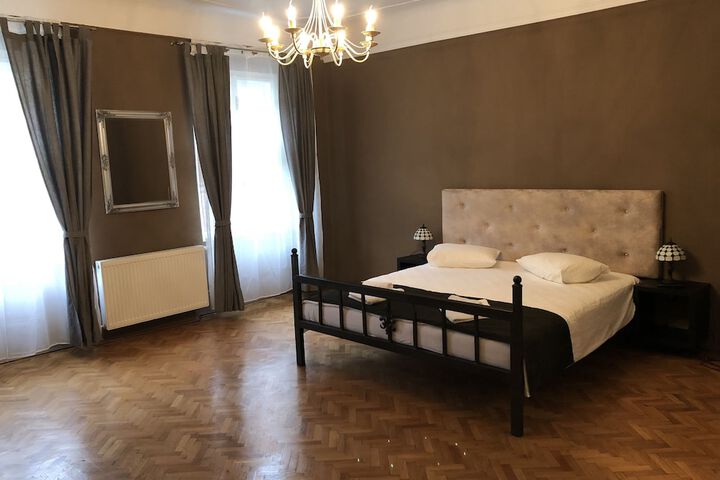 Room 6 of 32