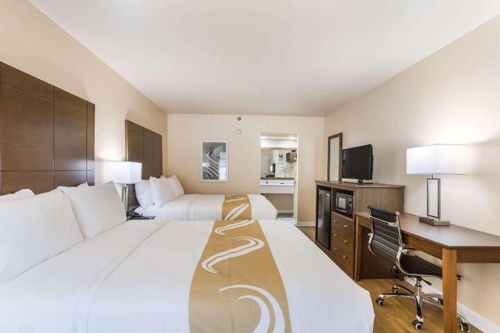 1 Queen Bed Accessible (14 of 14)
