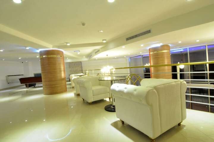 Lounge 47 of 53