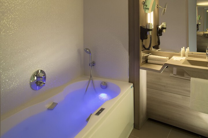 Jetted tub