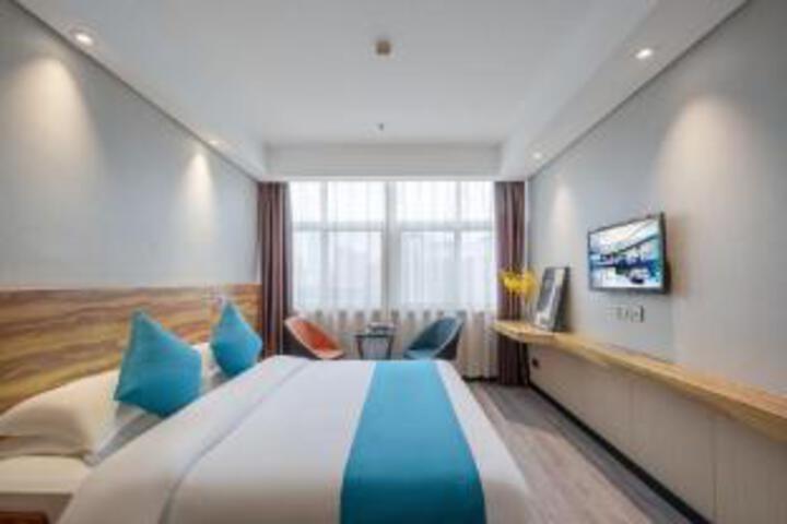 Room 8 of 9