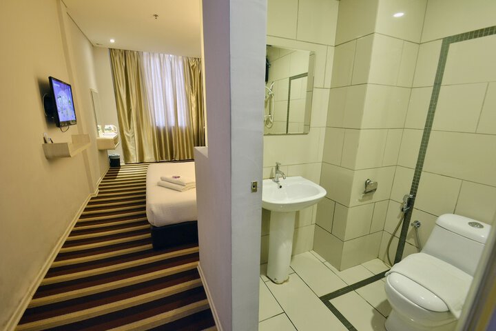Room 12 of 16