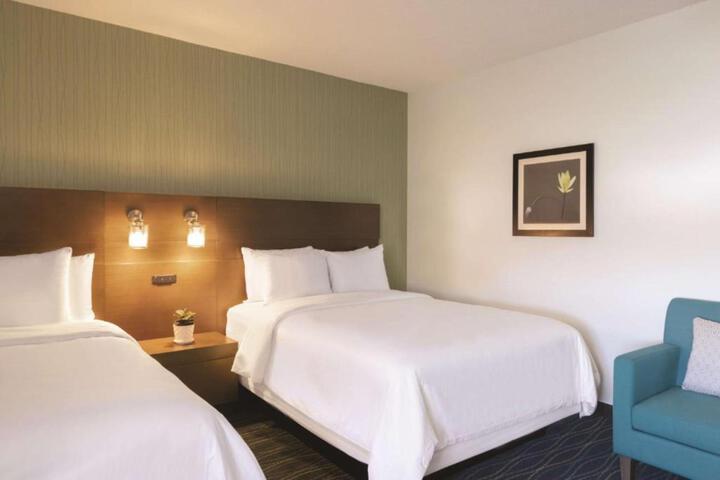 1 Queen Bed Accessible (3 of 19)
