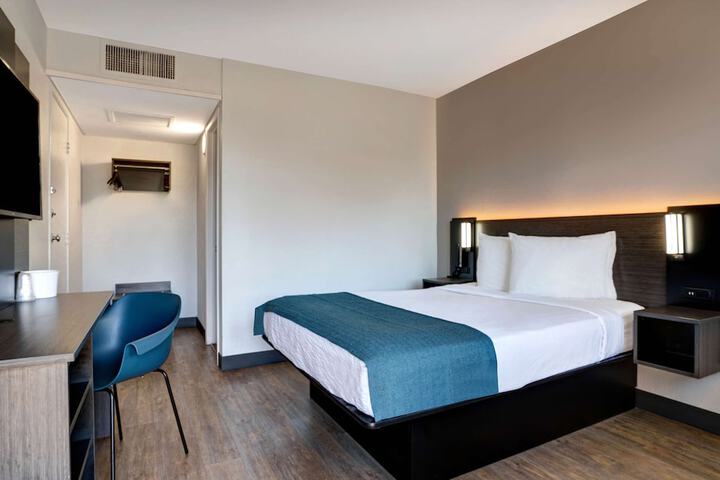 1 Queen Bed (6 of 10)