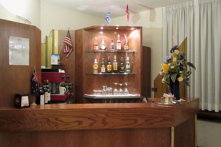 Lounge 34 of 76
