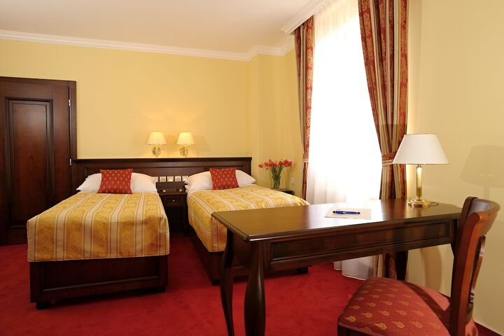 Room 9 of 42