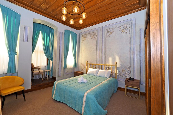 Room 9 of 18