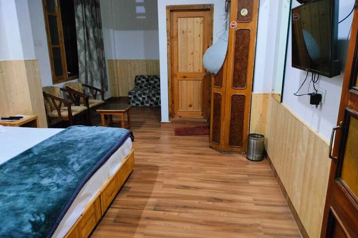 Room 4 of 13