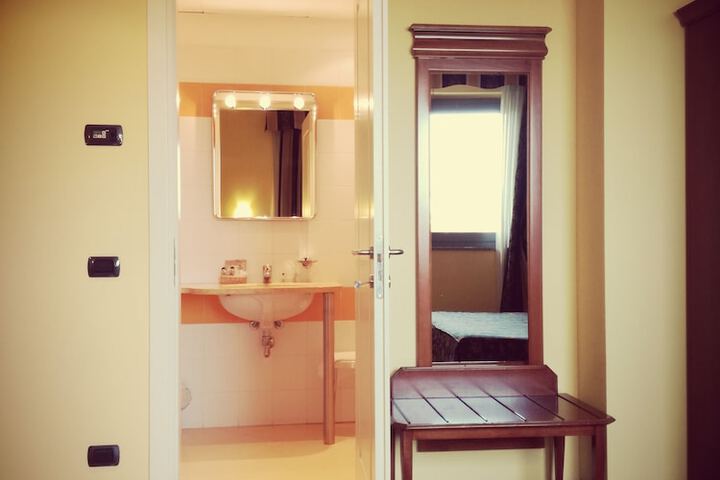 Room 32 of 69