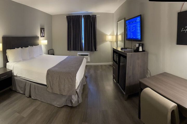 1 King Bed (5 of 6)