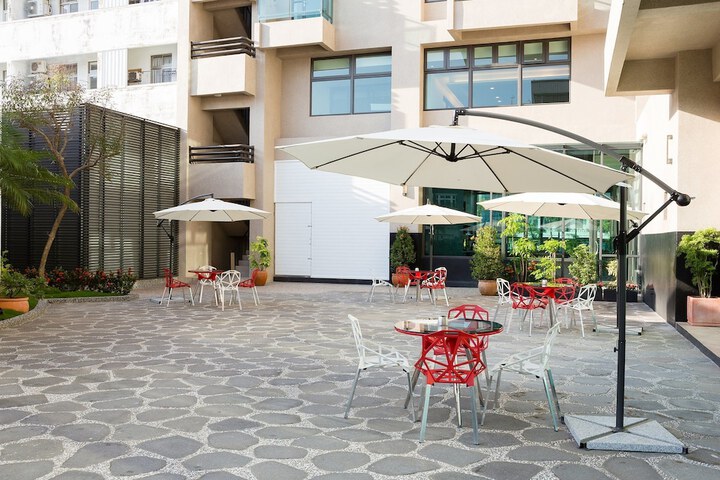 Hotel Exterior 49 of 53