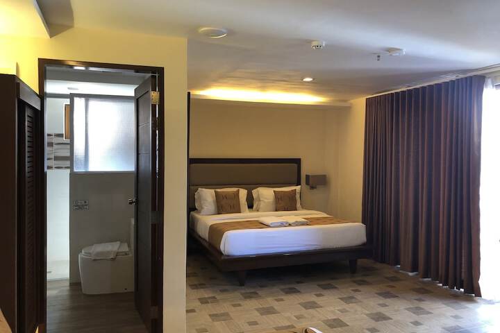 Room 6 of 77