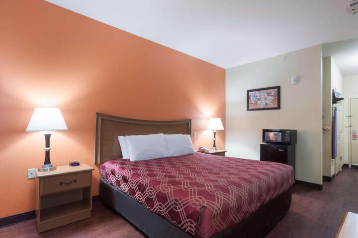 1 King Bed (3 of 14)