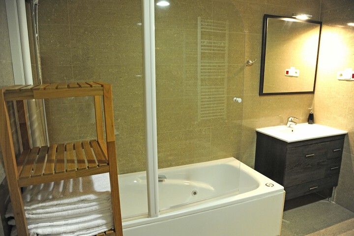 Deep soaking bathtub