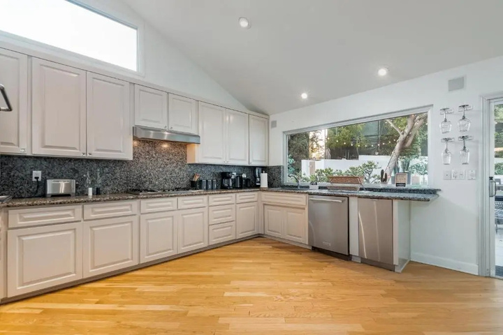 Image of Modern Hollywood Hills Home-PoolSauna,5location