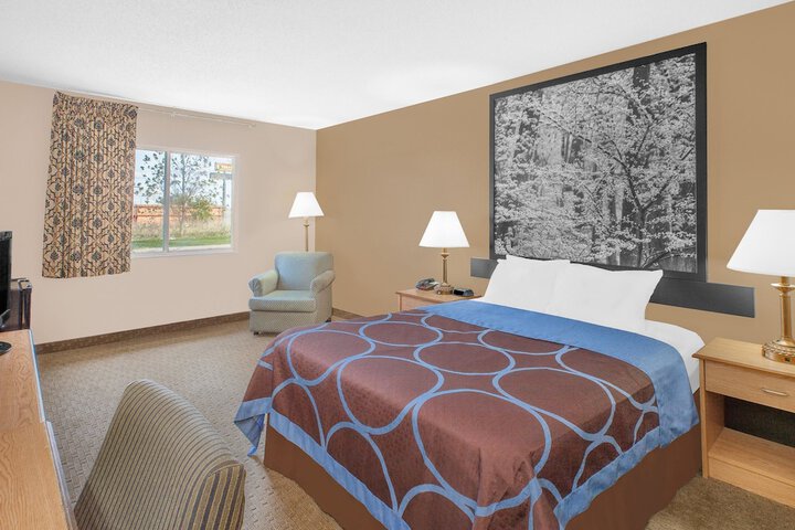 1 Queen Bed (2 of 10)