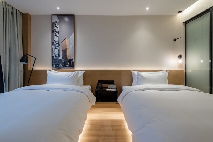 Room 9 of 43