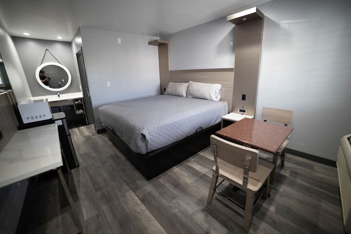 1 King Bed (8 of 23)