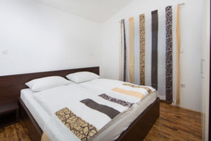 Room 6 of 16