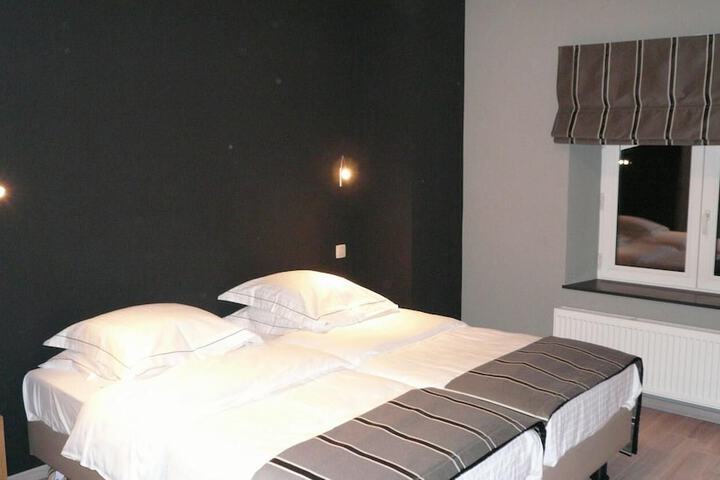 Room 10 of 29