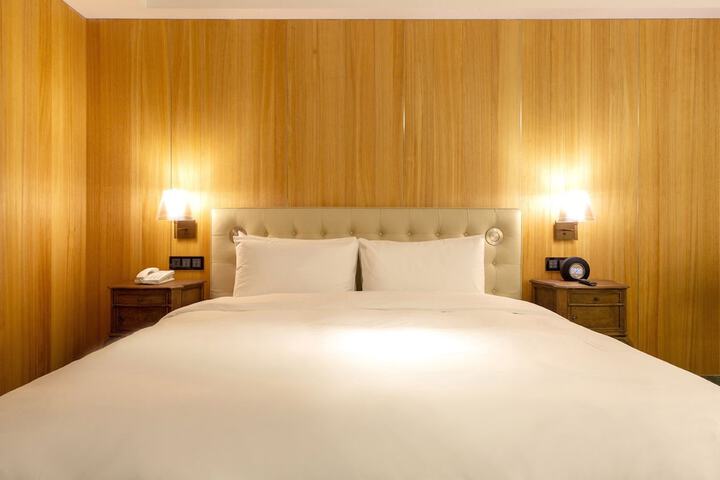 Room 8 of 80