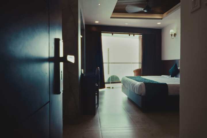 Room 6 of 33