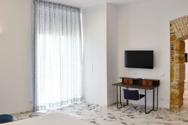 Room 45 of 212