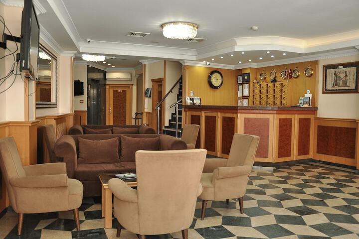 Lobby lounge
