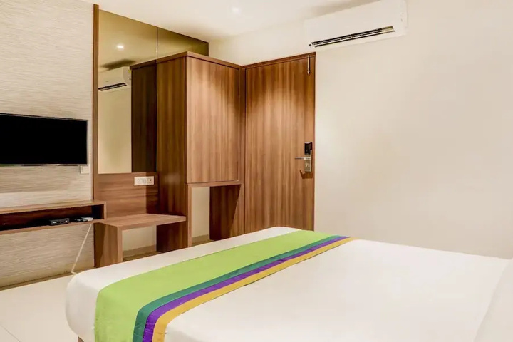 Room 6 of 15