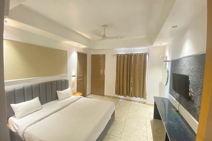 Room 8 of 17