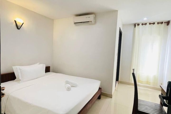 Room 5 of 9