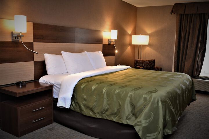 1 King Bed (5 of 7)