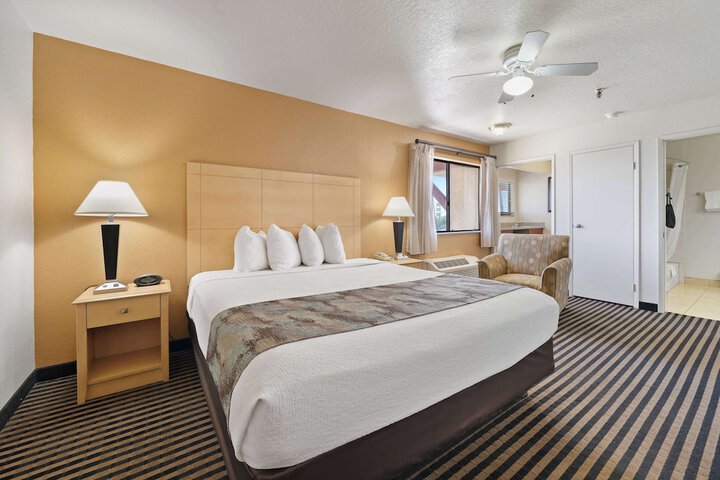 1 King Bed Business Desk Microwave and Refrigerator High Speed Internet Accessible Safe (2 of 20)