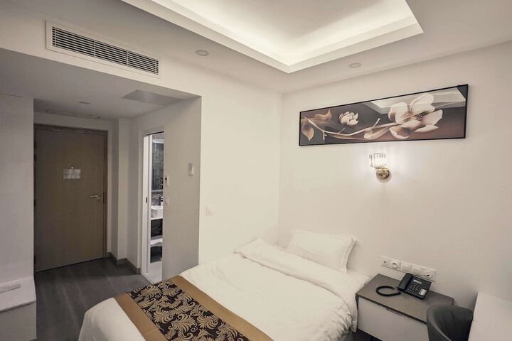 Room 14 of 37