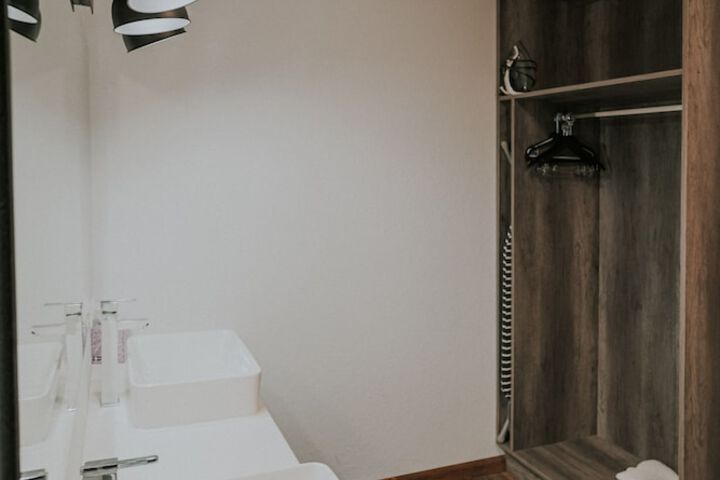Room 105 of 161