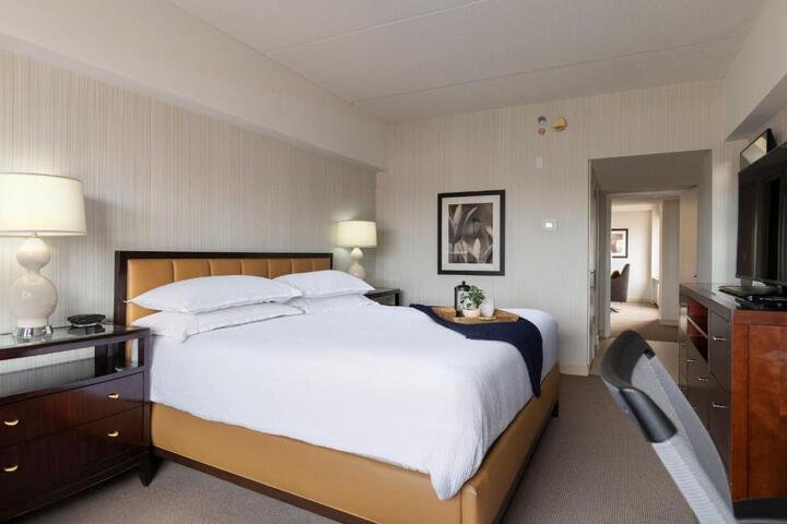 Deluxe King Room (3 of 11)