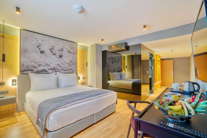 Room 28 of 143