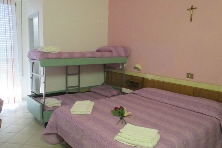Room 4 of 32